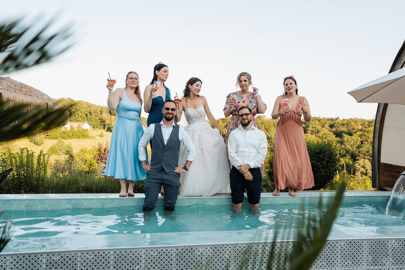 Hochzeitsgesellschaft am Pool der Träumerei