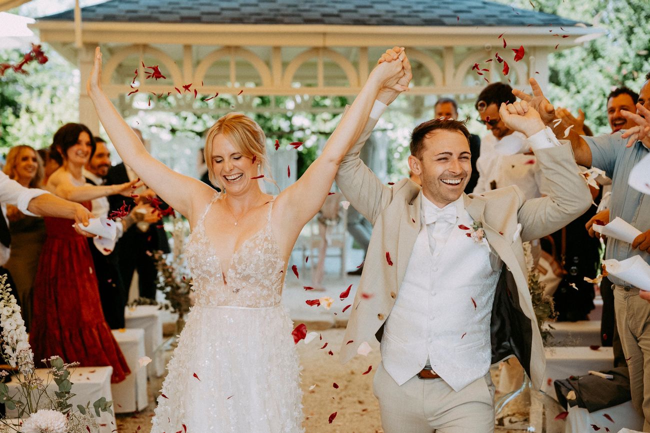 Hochzeitspaar feiert in der Träumerei